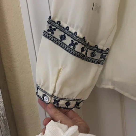 STELLA & DOT MAETTE SHEER BLOUSE SIZE M LINED NAVY EMBROIDERED  BUTTON LS - Picture 9 of 14